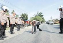 Photo of Menghadapi Arus Mudik-Balik Idul Fithri 1446 H, Polres Serdangbedagai Tandai Jalan Berlubang di Sepanjang Jalinsum