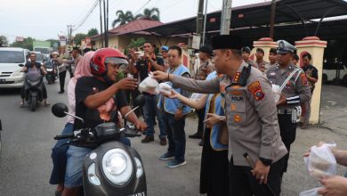 Photo of Polresta Deli Serdang Bersama Dengan Polsek Jajaran Berbagi Takjil Kepada Masyarakat