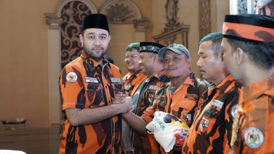 Photo of Buka Puasa Bersama, Ketua MPC PP Kota Medan Berikan 15 Ton Beras dan THR kepada Kader