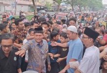 Photo of IWO Deli Serdang bersama Paian Purba Berbagi Takjil Ramadhan Disambut Antusias Warga