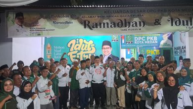 Photo of DPC PKB Kota Medan Bagikan Takjil dan Sembako kepada Masyarakat