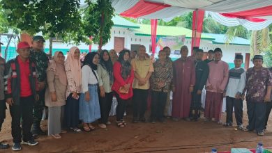 Photo of Camat Galang Sampaikan Surat Permohonan Warga Soal Jalan Rusak Parah kepada Wakil Ketua DPRD Sumut