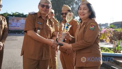 Photo of Pimpin Apel Gabungan, Wabup Karo Serahkan Piala Kepada Perangkat Daerah yang Mendapat Like Terbanyak Pelaksanaan Gotong Royong Bersama