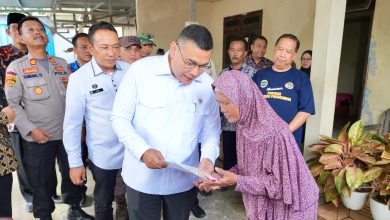 Photo of Serahkan Sertipikat Elektronik Door to Door di Semarang, Wamen Ossy Tekankan Soal Keamanan dan Kemudahan Akses