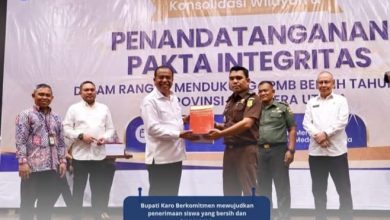 Photo of Bupati Karo Teken Komitmen Penerimaan Siswa yang Bersih, Dinas Pendidikan Kabupaten Karo Agar Bekerja Secara Profesional
