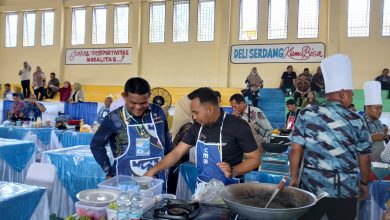 Photo of Dalam Rangka HUT Kabupaten Deli Serdang ke 79,  Camat Galang Tunjukkan Kebolehannya Memasak Nasi Goreng ala Thailand