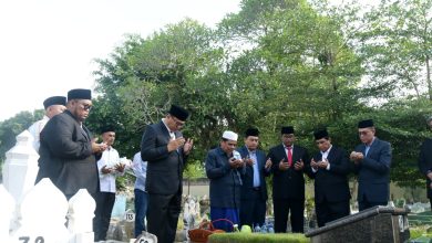 Photo of Bupati dan Pejabat Pemkab Ziarah ke Makam Mantan Bupati, Semoga Menjadi Amal Jariyah