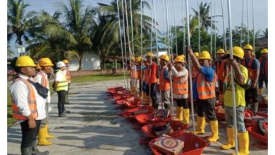 Photo of Manager Kebun Tanjung Garbus Berikan Alat Kerja Dan Pelindung Diri kepada Karyawan Pemanen Kelapa Sawit