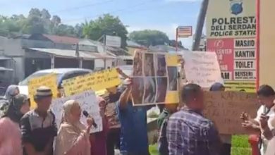 Photo of Diduga Lamban Tangani Kasus, Polresta Deli Serdang Didemo Keluarga Korban