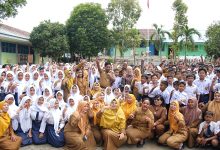 Photo of Perdana Siswa SMPN 2 Galang Masuk Sekolah, Bupati: Pemerintah Hadir untuk Masyarakat