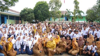 Photo of Perdana Siswa SMPN 2 Galang Masuk Sekolah, Bupati: Pemerintah Hadir untuk Masyarakat