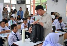 Photo of Didampingi Asri Ludin Tambunan, Wapres Gibran Janjikan Laptop Usai Tinjau Sekolah Rakyat di Deli Serdang