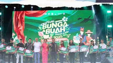 Photo of Juara Lomba Festival Bunga Buah 2025 Terima Hadiah Beserta Trophy
