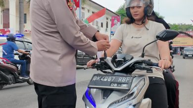 Photo of Menyambut HUT RI Ke-80, Kapolres Binjai Bagikan Bendera Merah Putih