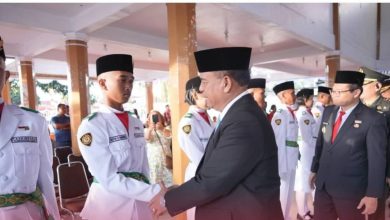 Photo of Bupati Karo Kukuhkan Anggota Paskibraka Kabupaten Karo, Pegang Teguh Nilai-Nilai Kehormatan dan Setia Pada Pancasila dan UUD 1945