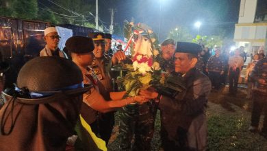 Photo of Camat Galang Pimpin Malam Renungan Suci dan Ziarah ke Makam Pahlawan Sersan Arifin