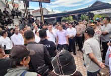 Photo of Bupati Karo dan Forkopimda Sambut Aksi Demo Damai Digedung DPRD Karo, Usai Demo Warga Dapat Jatah Makan Bakso dan Sembako Gratis