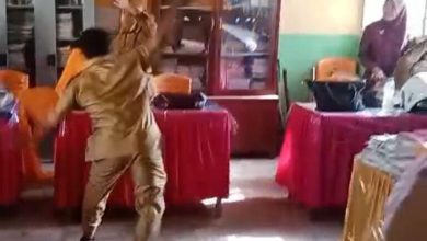 Photo of Viral! Seorang Guru di Panyambungan Ngamuk di Ruang Kelas Membanting Kursi