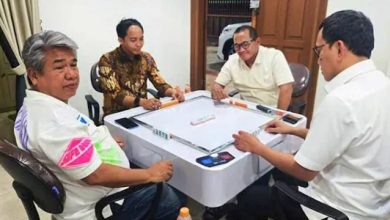 Photo of Menteri Kehutanan Malah Main Domino Bareng Tersangka Pembalakan Liar, Kok Bisa?
