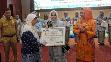 Photo of Ny Jelita Asri Ludin Tambunan Dianugerahi Sebagai Tokoh Perempuan Peduli PAUD