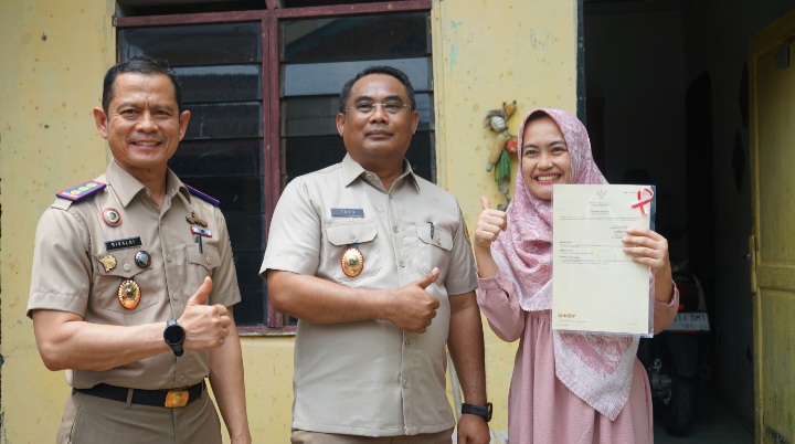 Serahkan Sertipikat PTSL