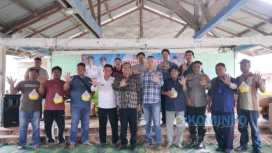 Photo of Bupati Karo Serahkan Bantuan Perangkap Hama Lalat Buah Jeruk Kepada Kelompok Tani LMD