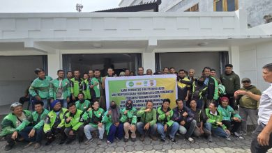 Photo of Polda Aceh Salurkan Bantuan Beras untuk Komunitas Ojol