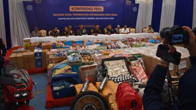 Photo of Dirjen Bea Cukai Pimpin Konferensi Pers Capaian Penindakan dan Pemusnahan Barang Ilegal di Aceh