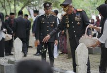 Photo of Wakapolda Aceh Ikuti Upacara Ziarah Nasional Hari Pahlawan di TMP