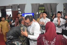 Photo of Usai Pelantikan Pengurus PGRI, Bupati Deli Serdang Dipertemukan dengan Guru-Gurunya
