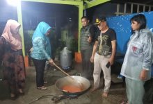 Photo of Camat Drs Syahdin Setia Budi Pane Himbau Kepala Desa Sumbang Pakaian Bekas Layak Pakai kepada Warga Korban Banjir