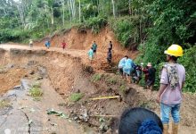 Photo of Jalan Provinsi Yang Menghubungkan Pasaman dan Pasaman Barat Putus Total Akibat Longsor