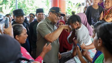 Photo of Bupati & Wabup Tinjau Banjir di Hamparan Perak dan Salurkan Bantuan