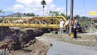 Photo of Jembatan Penghubung Desa di Hamparan Perak Putus Diterjang Banjir, Warga Harapkan Segera Diperbaiki