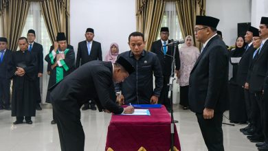 Photo of Bupati Lantik 13 Pejabat Administrator, Pengawas dan Fungsional
