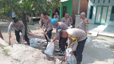 Photo of Polsek Tanjung Morawa Bangun Tanggul Sungai dan Salurkan Sembako untuk Warga Terdampak Banjir