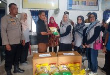 Photo of PB IKA UMA bersama Polsek Pantai Labu Ulurkan Tangan, Salurkan Bantuan untuk Korban Banjir di Desa Tengah Pantai Labu