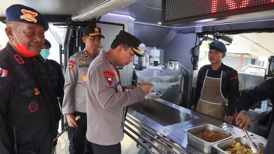 Photo of Kapolri Cicipi Makanan di Dapur Umum, Pastikan Makanan untuk Pengungsi Bergizi