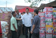 Photo of Sekda Aceh Tinjau dan Salurkan Bantuan Logistik di Posko Pengungsian di Aceh Utara