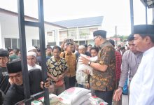 Photo of Bupati Deli Serdang Bagikan 200 Paket Sembako kepada Jamaah Masjid Al-Ikhlas Sampali dan Warga Sekitar