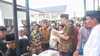 Photo of Bupati Deli Serdang Bagikan 200 Paket Sembako kepada Jamaah Masjid Al-Ikhlas Sampali dan Warga Sekitar