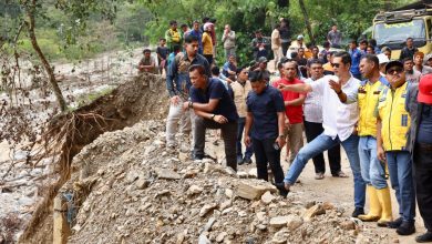 Photo of Sekda Aceh Terjebak Longsor di Gayo Lues Saat Antar Bantuan