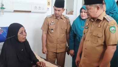 Photo of ‎Dianiaya Oknum Penambang Emas Ilegal, Bupati Pasaman Jenguk  dan Tanggung Biaya Pengobatan Ibu Saudah di RS Tuanku Imam Bonjol Lubuk Sikaping