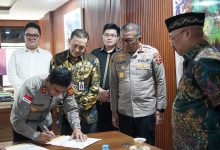 Photo of Kapolda Aceh Terima 1,2 Juta PIN E-Learning untuk Pembelajaran Mandiri Siswa Korban Bencana