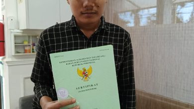 Photo of Kantah Tebing Tinggi Serahkan Sertipikat PTSL Residu 2018 kepada M. Rusdi