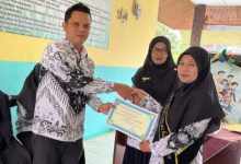 Photo of Atas Penilaian Langsung dari Siswa, Dua Guru SMPN2 Dua Koto Ditetapkan Sebagai Guru Terbaik Tahun 2025