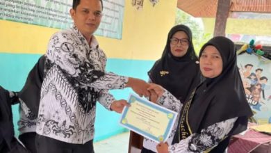 Photo of Atas Penilaian Langsung dari Siswa, Dua Guru SMPN2 Dua Koto Ditetapkan Sebagai Guru Terbaik Tahun 2025