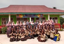 Photo of Dukung Program Bersih Sekolah, Elsa Junaedi Wujudkan SDN 04 Setia Tercantik di Dua Koto