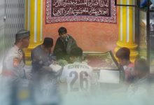 Photo of Menjaga Kamtibmas di Bulan Ramadhan, Personil Polsek Timang Gajah Patroli Malam Sembari Tadarus Bersama Warga