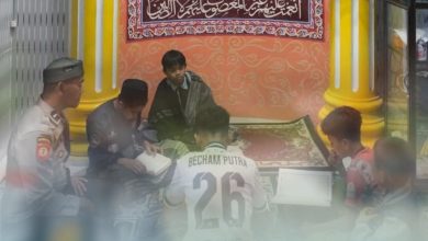 Photo of Menjaga Kamtibmas di Bulan Ramadhan, Personil Polsek Timang Gajah Patroli Malam Sembari Tadarus Bersama Warga